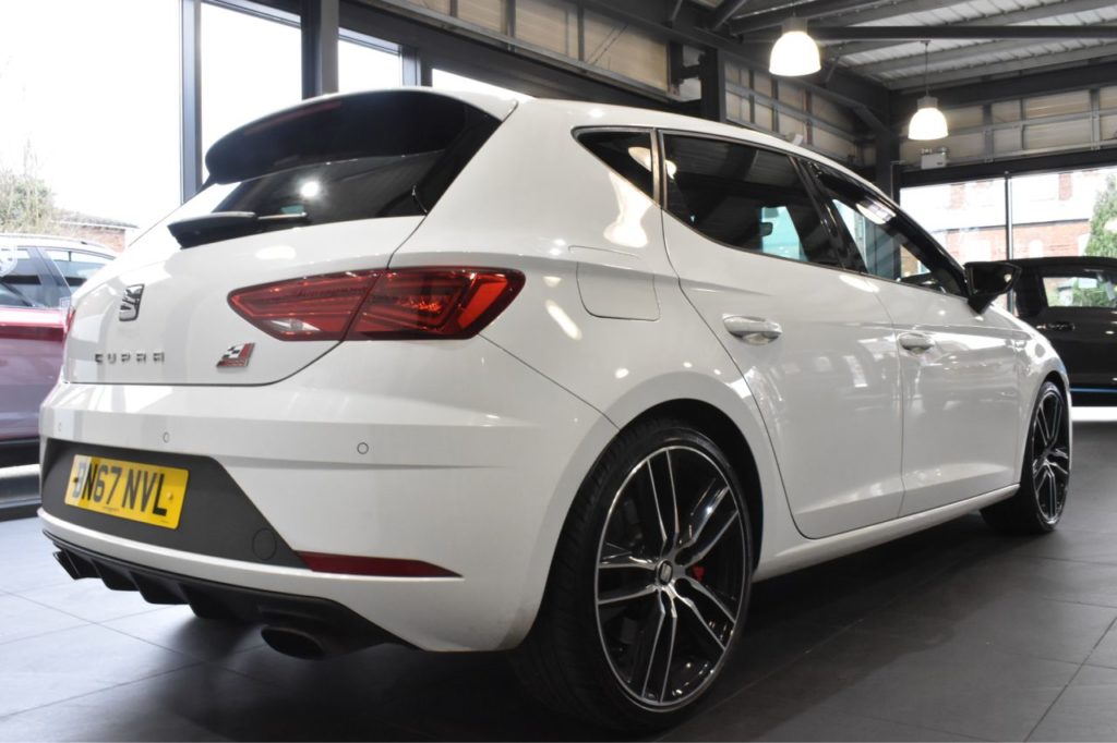 Used_2017_WHITE_SEAT_LEON_2