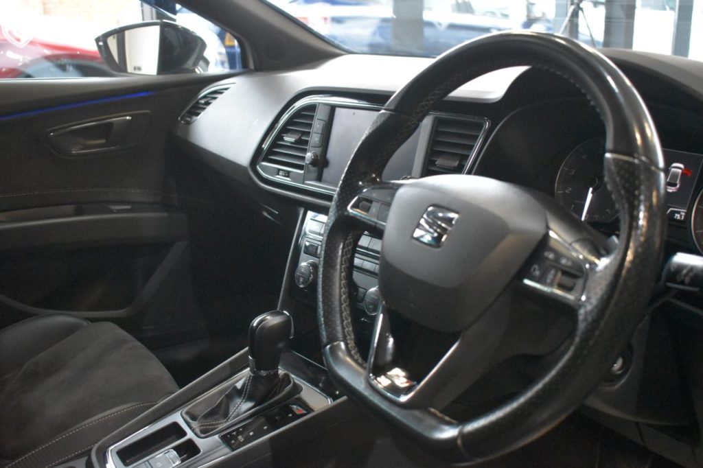 Used_2017_WHITE_SEAT_LEON_2
