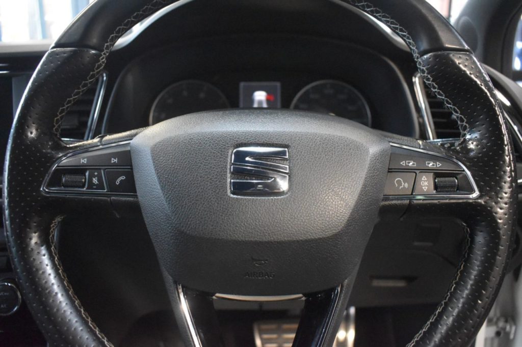 Used_2017_WHITE_SEAT_LEON_2