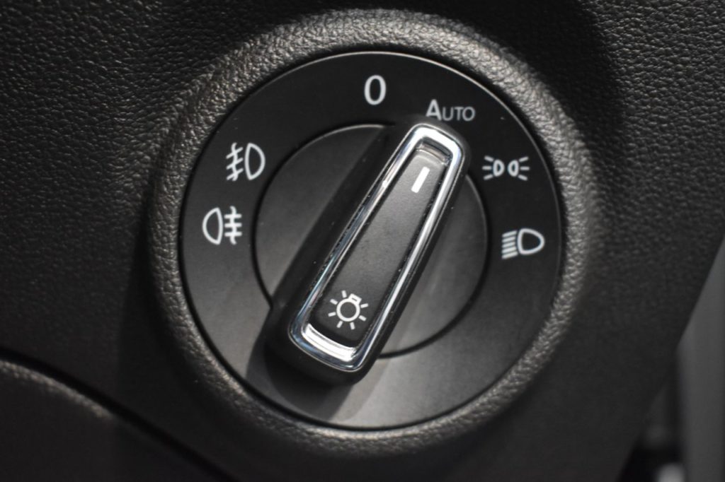 Used_2017_WHITE_SEAT_LEON_2