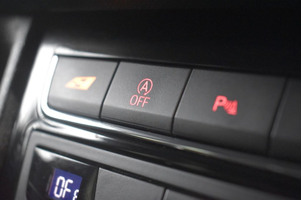 Used_2017_WHITE_SEAT_LEON_2