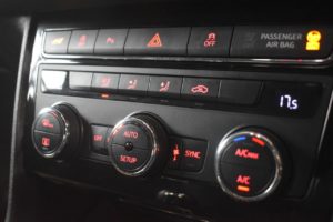 Used_2017_WHITE_SEAT_LEON_2