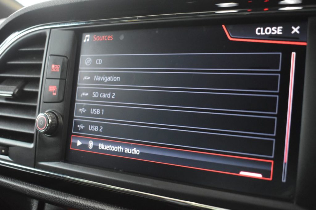 Used_2017_WHITE_SEAT_LEON_2