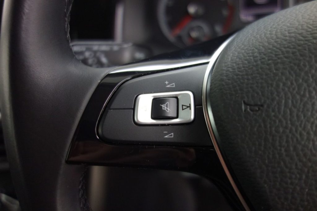 Used_2018_BLACK_VOLKSWAGEN_POLO_1