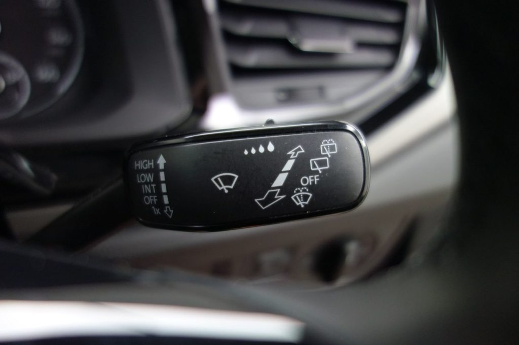 Used_2018_BLACK_VOLKSWAGEN_POLO_1