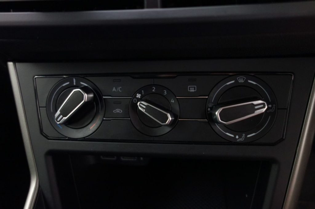 Used_2018_BLACK_VOLKSWAGEN_POLO_1