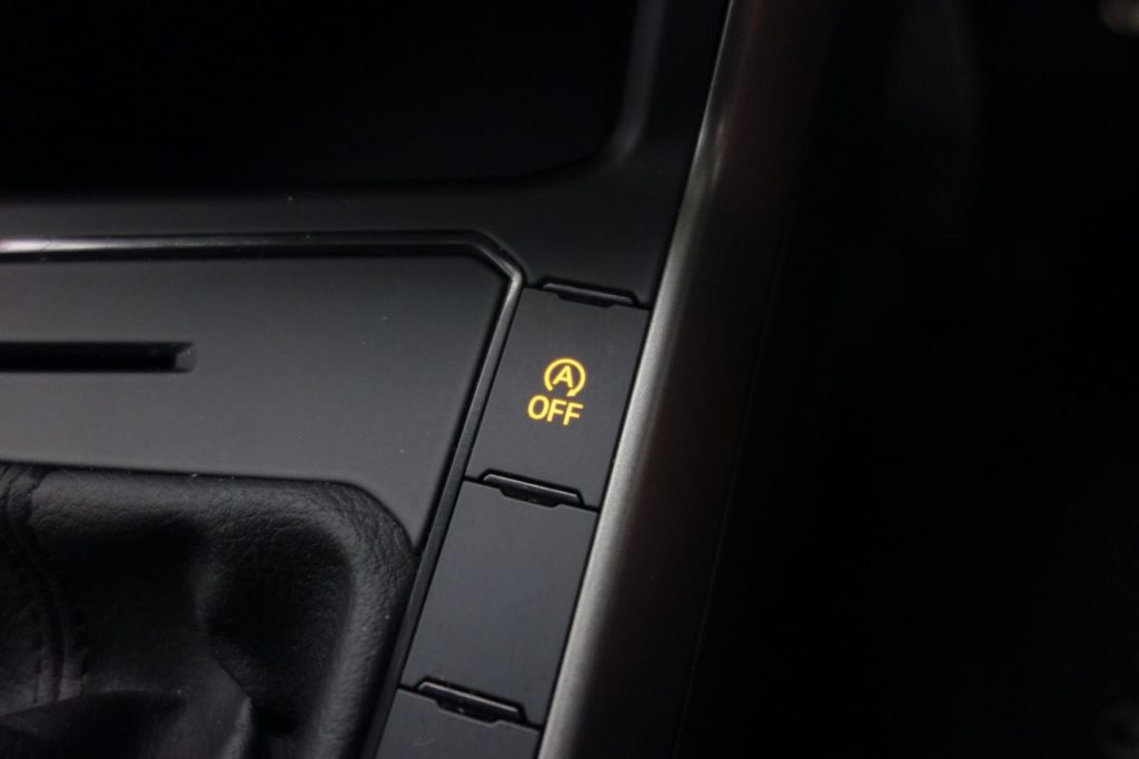 Used_2018_BLACK_VOLKSWAGEN_POLO_1