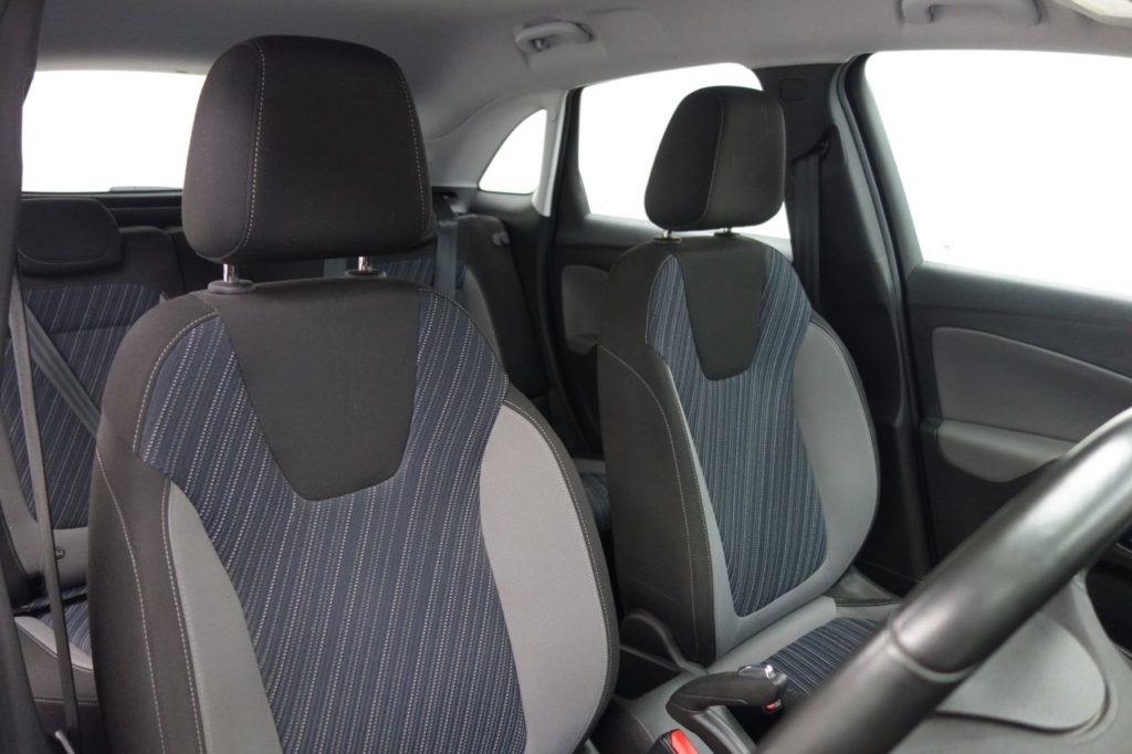 Used_2018_WHITE_VAUXHALL_CROSSLAND-X_1