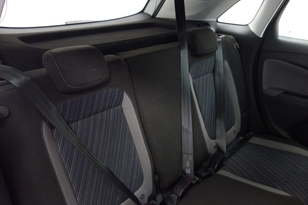 Used_2018_WHITE_VAUXHALL_CROSSLAND-X_1