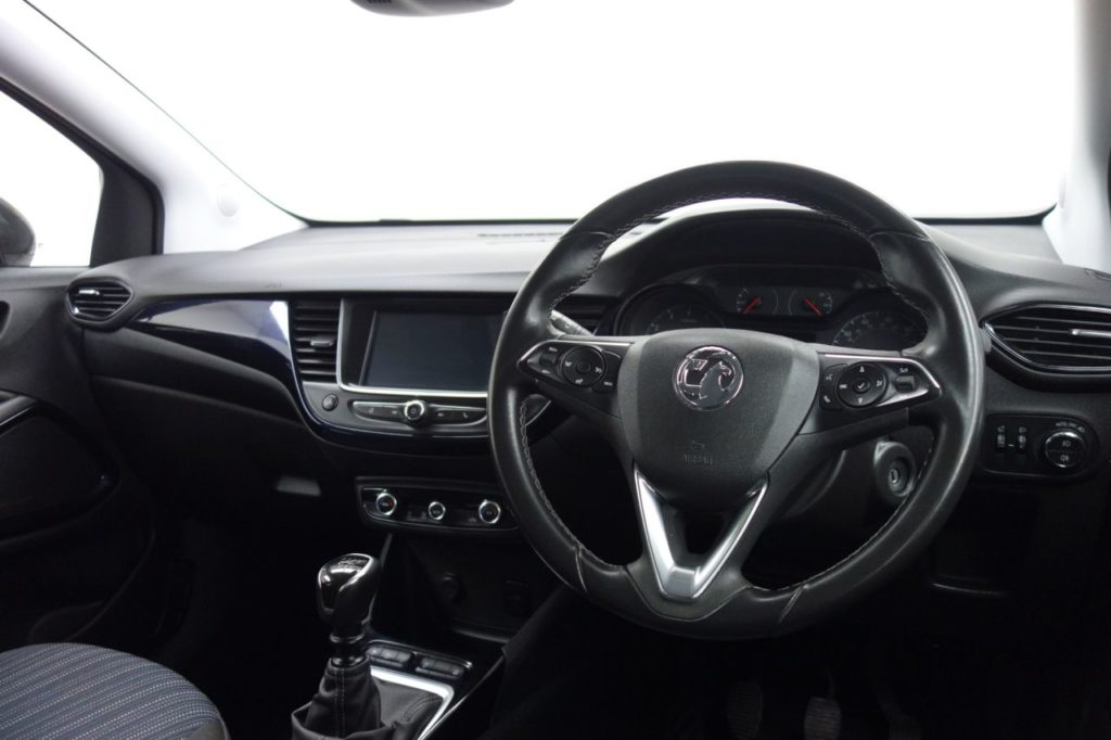 Used_2018_WHITE_VAUXHALL_CROSSLAND-X_1