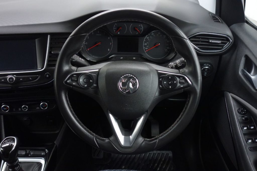 Used_2018_WHITE_VAUXHALL_CROSSLAND-X_1