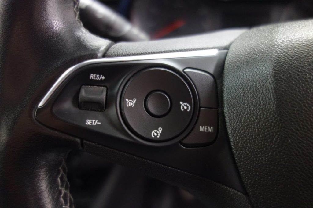 Used_2018_WHITE_VAUXHALL_CROSSLAND-X_1