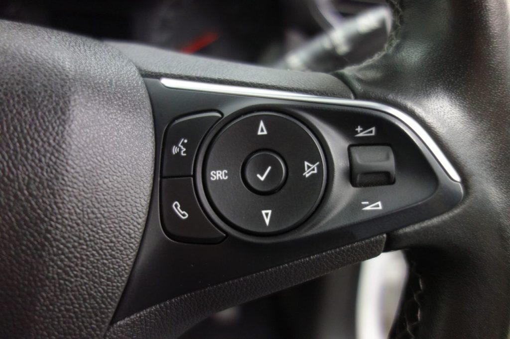 Used_2018_WHITE_VAUXHALL_CROSSLAND-X_1