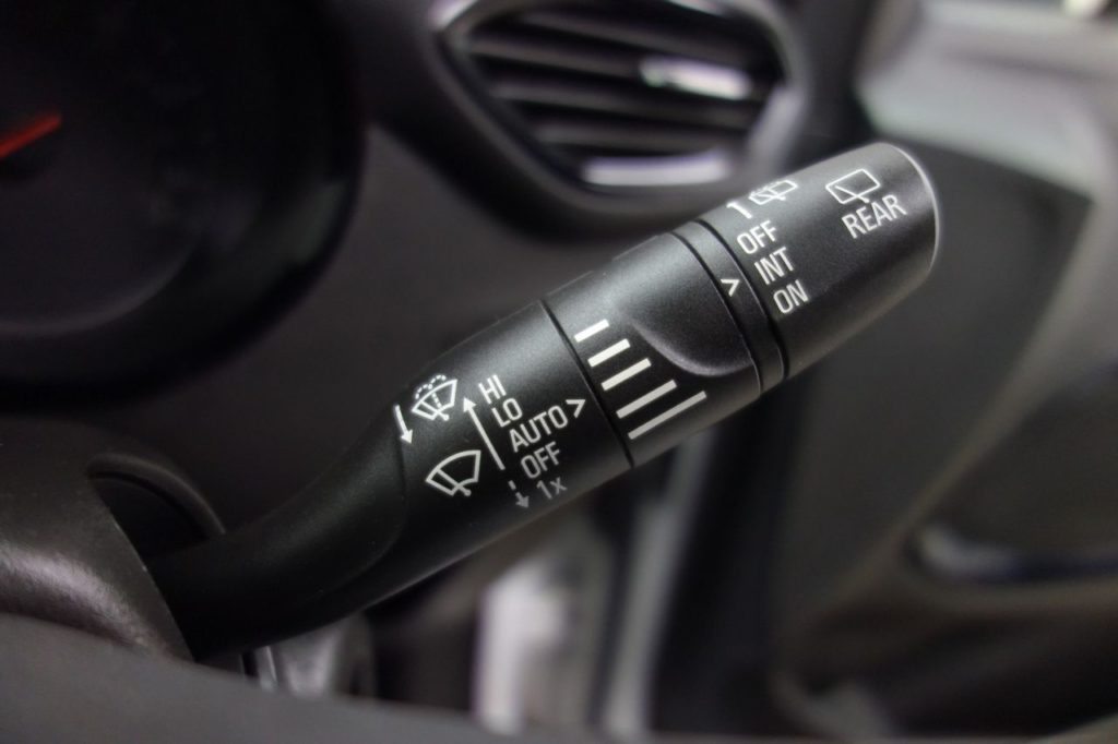 Used_2018_WHITE_VAUXHALL_CROSSLAND-X_1