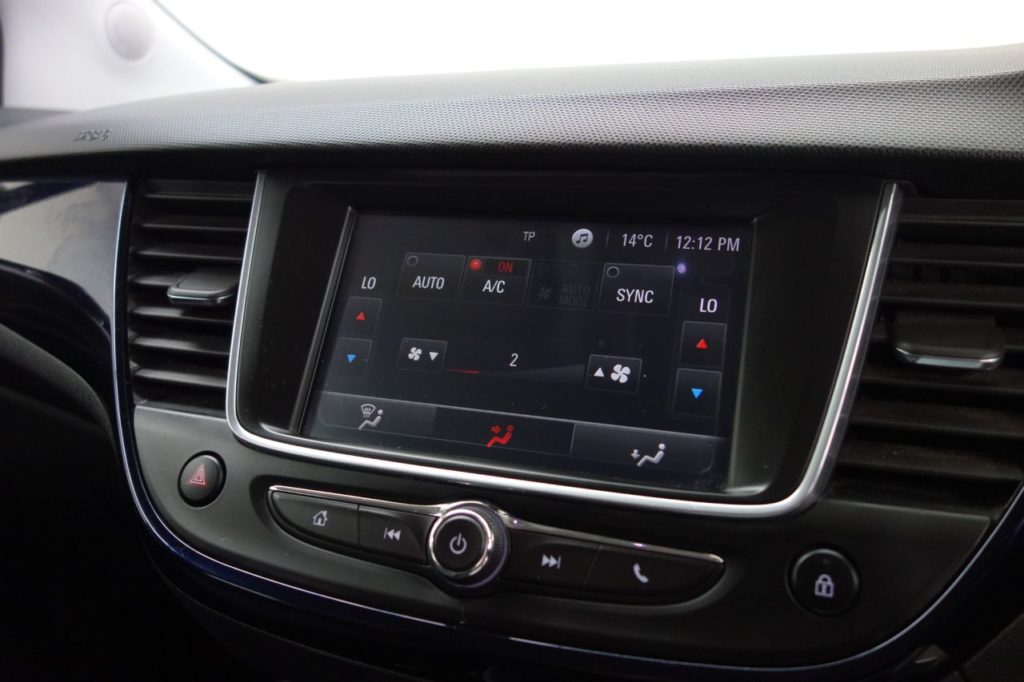 Used_2018_WHITE_VAUXHALL_CROSSLAND-X_1