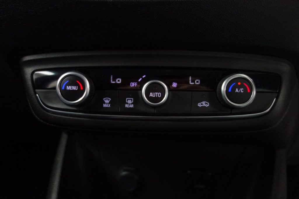 Used_2018_WHITE_VAUXHALL_CROSSLAND-X_1