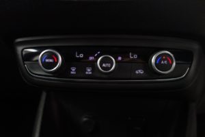Used_2018_WHITE_VAUXHALL_CROSSLAND-X_1