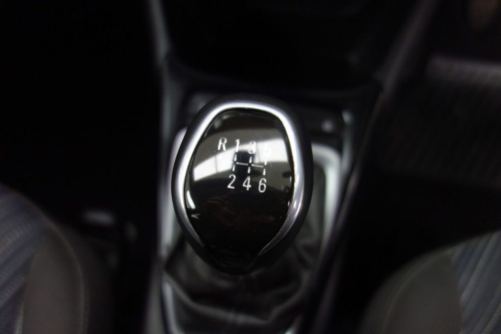 Used_2018_WHITE_VAUXHALL_CROSSLAND-X_1