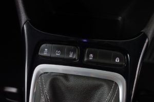 Used_2018_WHITE_VAUXHALL_CROSSLAND-X_1