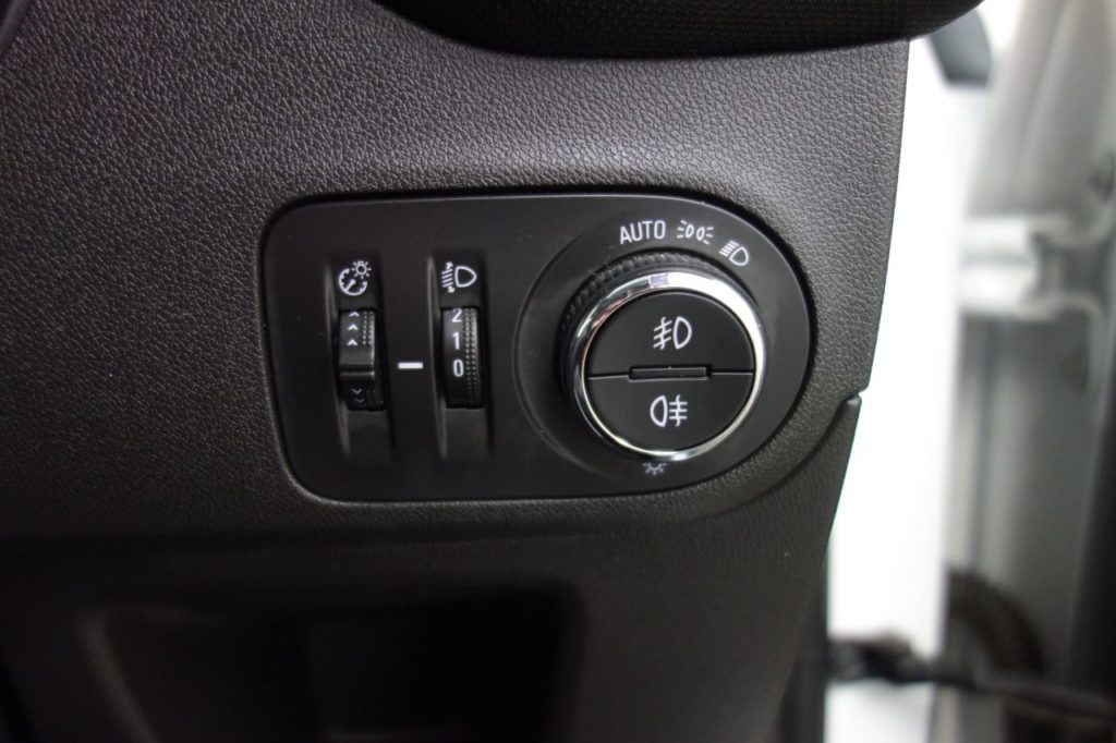 Used_2018_WHITE_VAUXHALL_CROSSLAND-X_1
