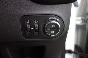 Used_2018_WHITE_VAUXHALL_CROSSLAND-X_1