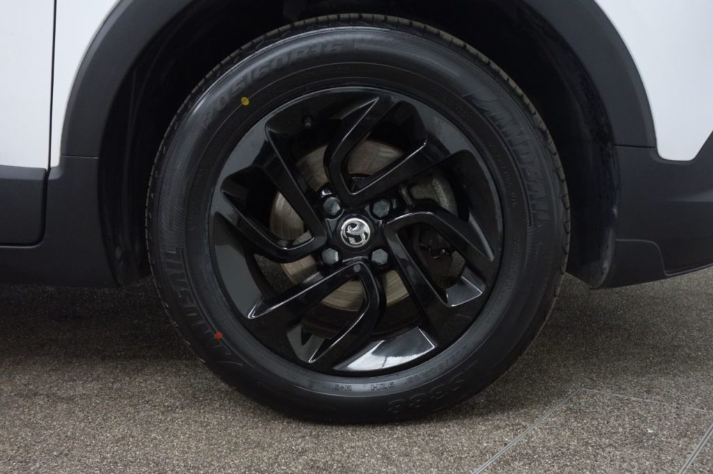 Used_2018_WHITE_VAUXHALL_CROSSLAND-X_1