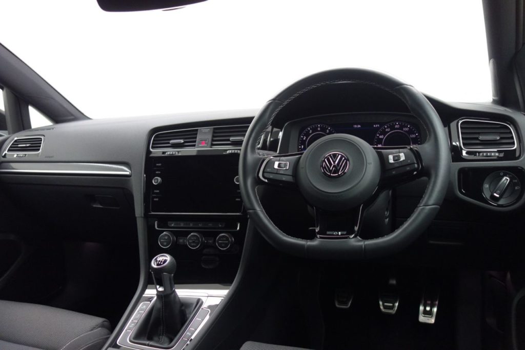 Used_2018_WHITE_VOLKSWAGEN_GOLF_2