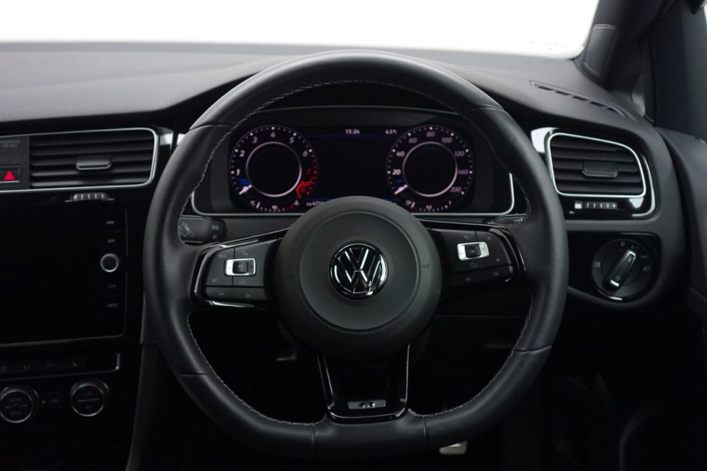 Used_2018_WHITE_VOLKSWAGEN_GOLF_2