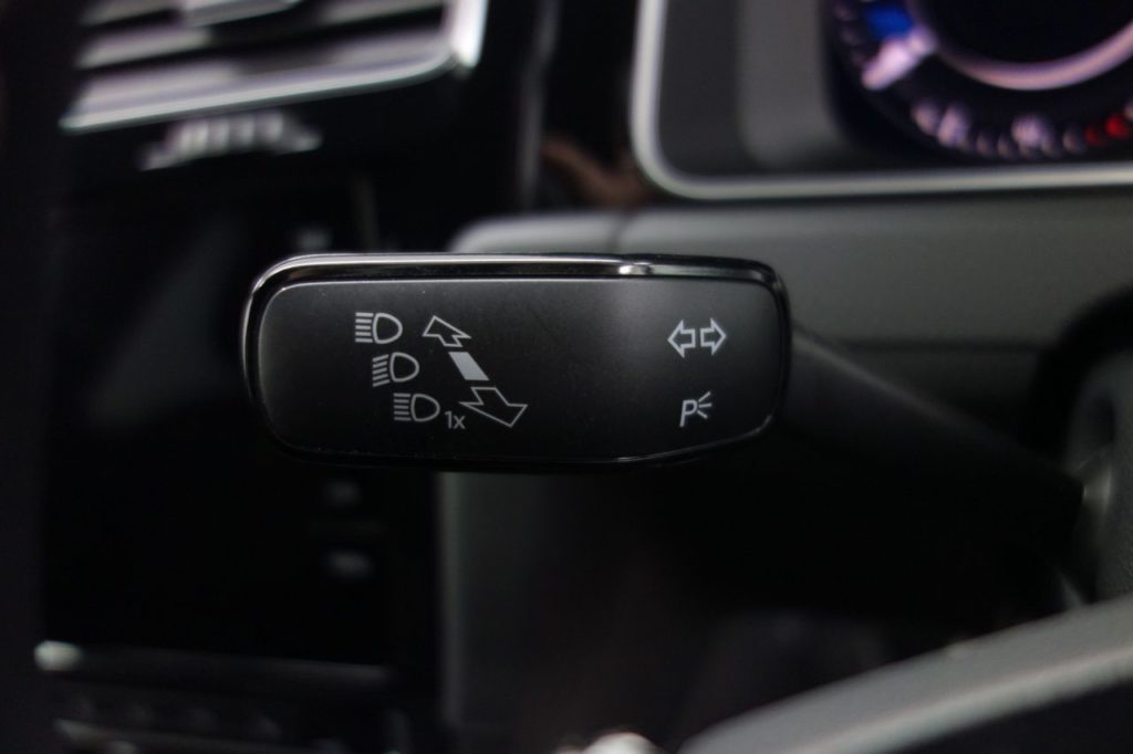 Used_2018_WHITE_VOLKSWAGEN_GOLF_2
