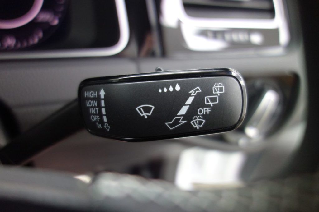 Used_2018_WHITE_VOLKSWAGEN_GOLF_2