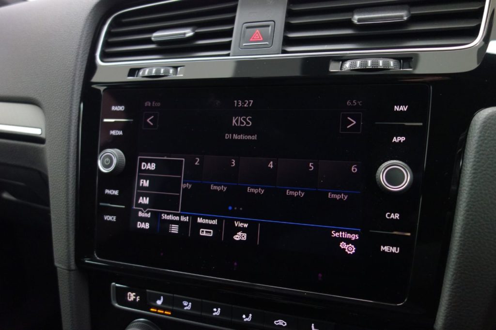 Used_2018_WHITE_VOLKSWAGEN_GOLF_2