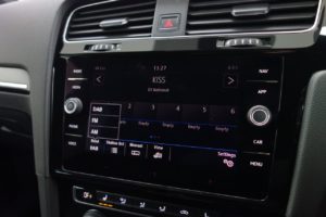 Used_2018_WHITE_VOLKSWAGEN_GOLF_2