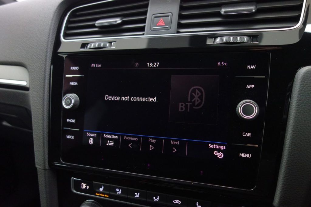 Used_2018_WHITE_VOLKSWAGEN_GOLF_2
