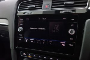 Used_2018_WHITE_VOLKSWAGEN_GOLF_2