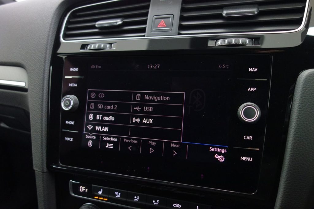 Used_2018_WHITE_VOLKSWAGEN_GOLF_2