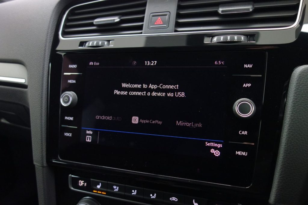 Used_2018_WHITE_VOLKSWAGEN_GOLF_2