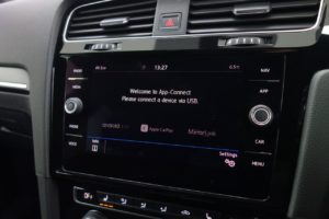 Used_2018_WHITE_VOLKSWAGEN_GOLF_2