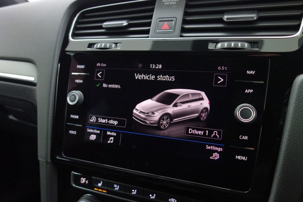 Used_2018_WHITE_VOLKSWAGEN_GOLF_2