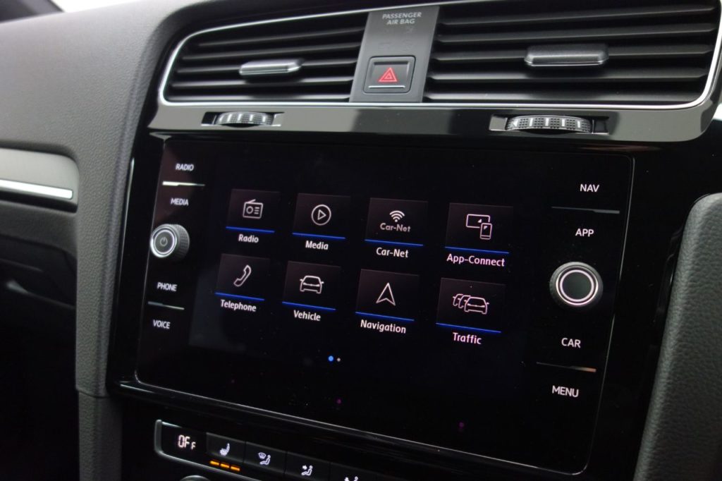 Used_2018_WHITE_VOLKSWAGEN_GOLF_2