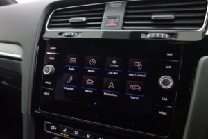 Used_2018_WHITE_VOLKSWAGEN_GOLF_2