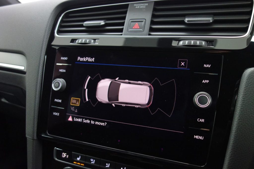 Used_2018_WHITE_VOLKSWAGEN_GOLF_2