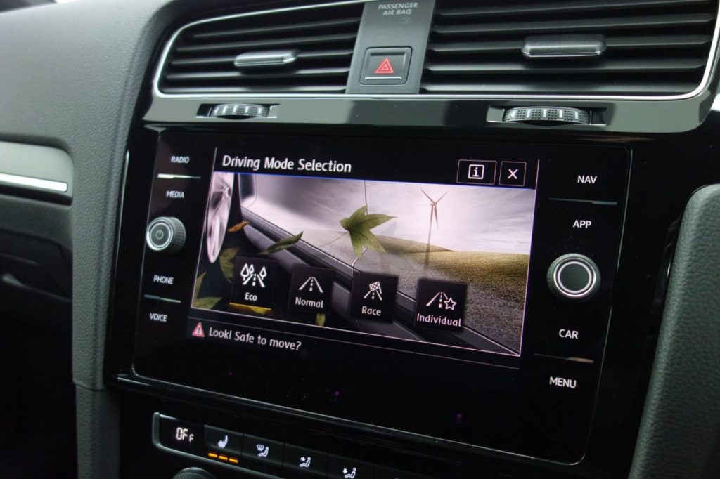 Used_2018_WHITE_VOLKSWAGEN_GOLF_2