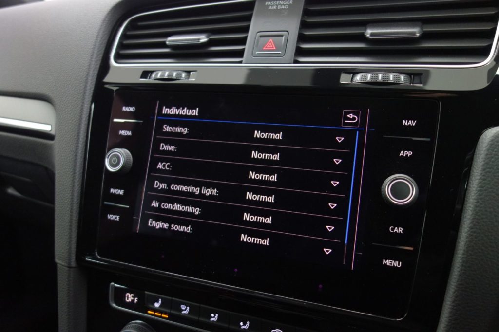 Used_2018_WHITE_VOLKSWAGEN_GOLF_2