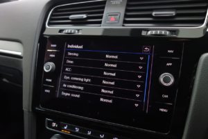 Used_2018_WHITE_VOLKSWAGEN_GOLF_2