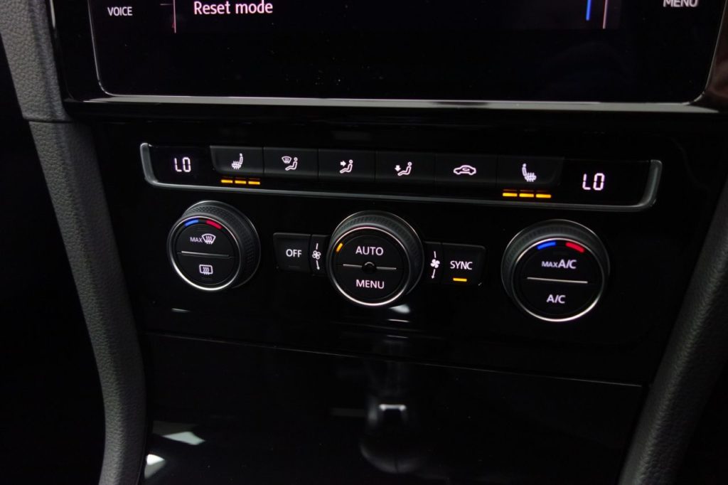 Used_2018_WHITE_VOLKSWAGEN_GOLF_2