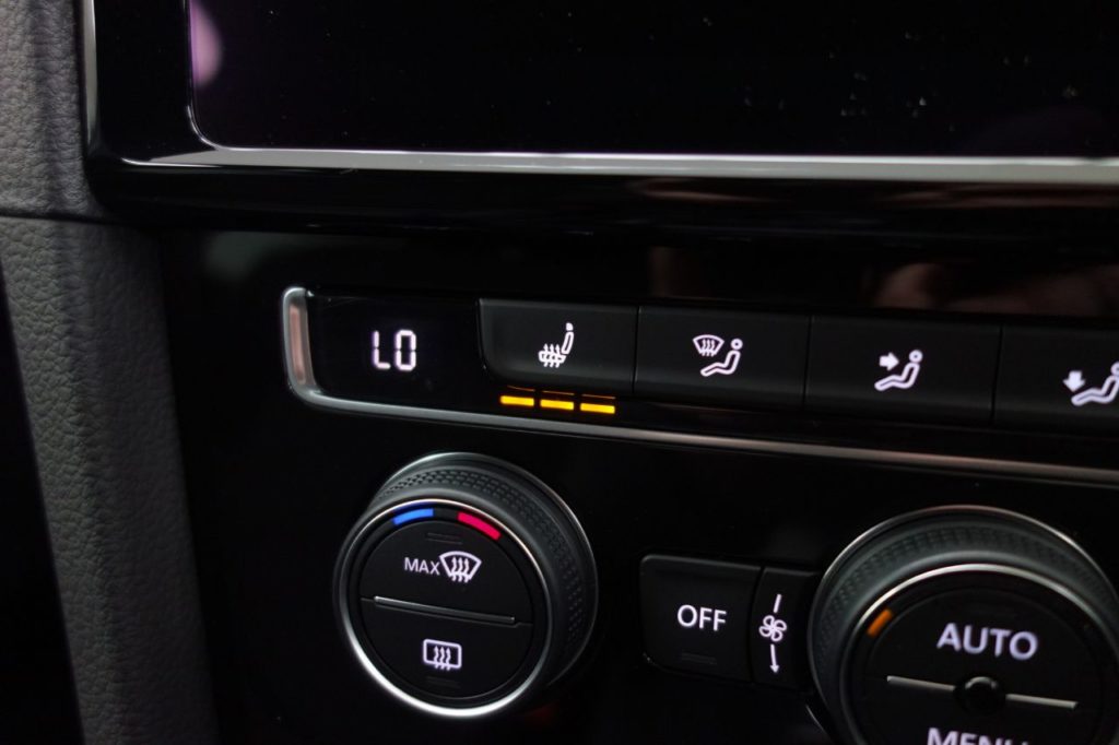 Used_2018_WHITE_VOLKSWAGEN_GOLF_2