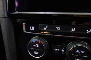 Used_2018_WHITE_VOLKSWAGEN_GOLF_2