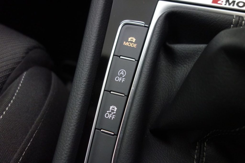 Used_2018_WHITE_VOLKSWAGEN_GOLF_2