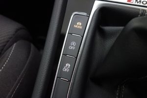 Used_2018_WHITE_VOLKSWAGEN_GOLF_2