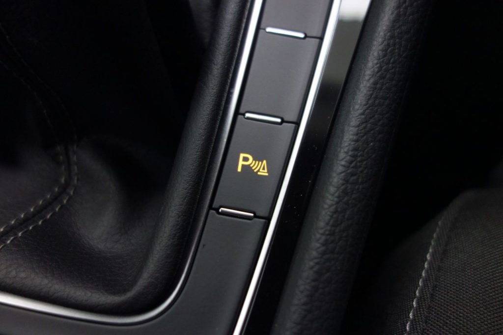 Used_2018_WHITE_VOLKSWAGEN_GOLF_2